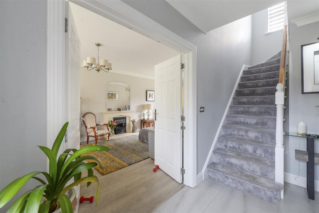 Property photo 2 of 24 10Woodford02.Jpg