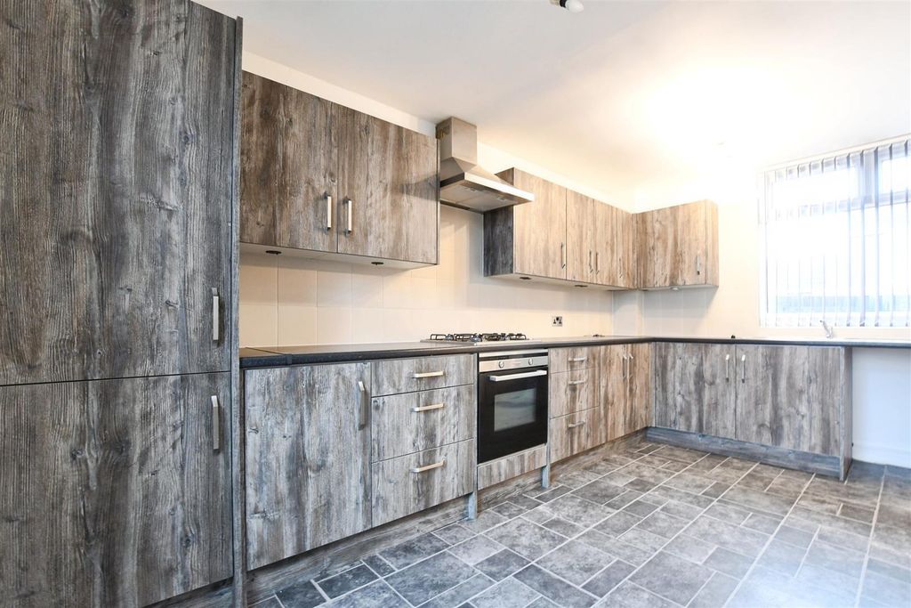 Property photo 3 of 19 Fitted Kitchen