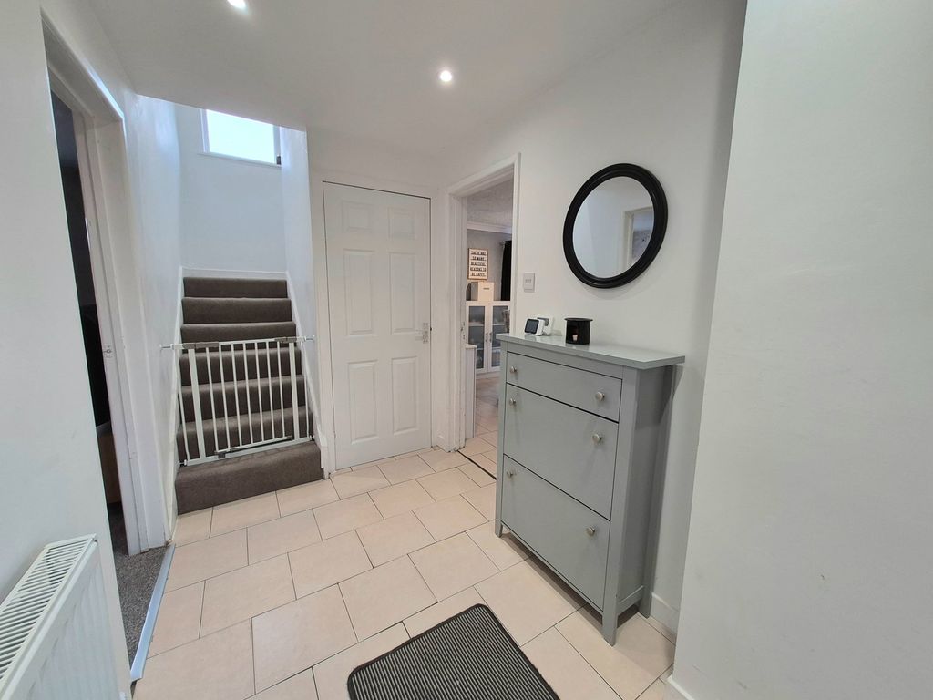 Property photo 2 of 28