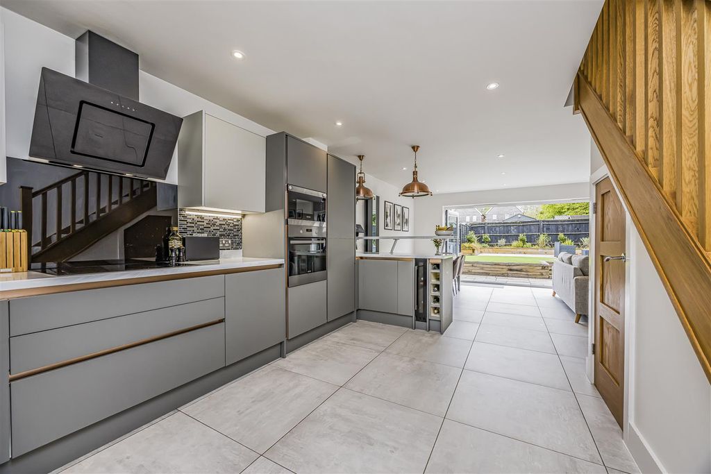 Property photo 2 of 22 14 Trafalgar Rise, Clanfield-Porticomarketing-Sold