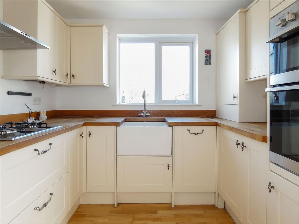 Property photo 3 of 10 Kitchen