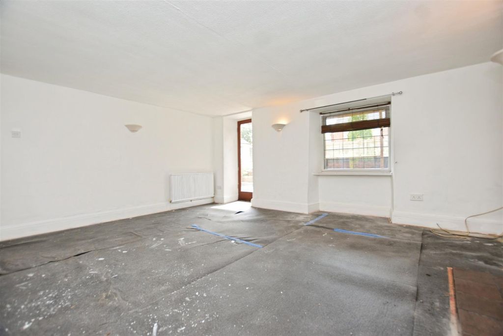 Property photo 3 of 31 Living Room