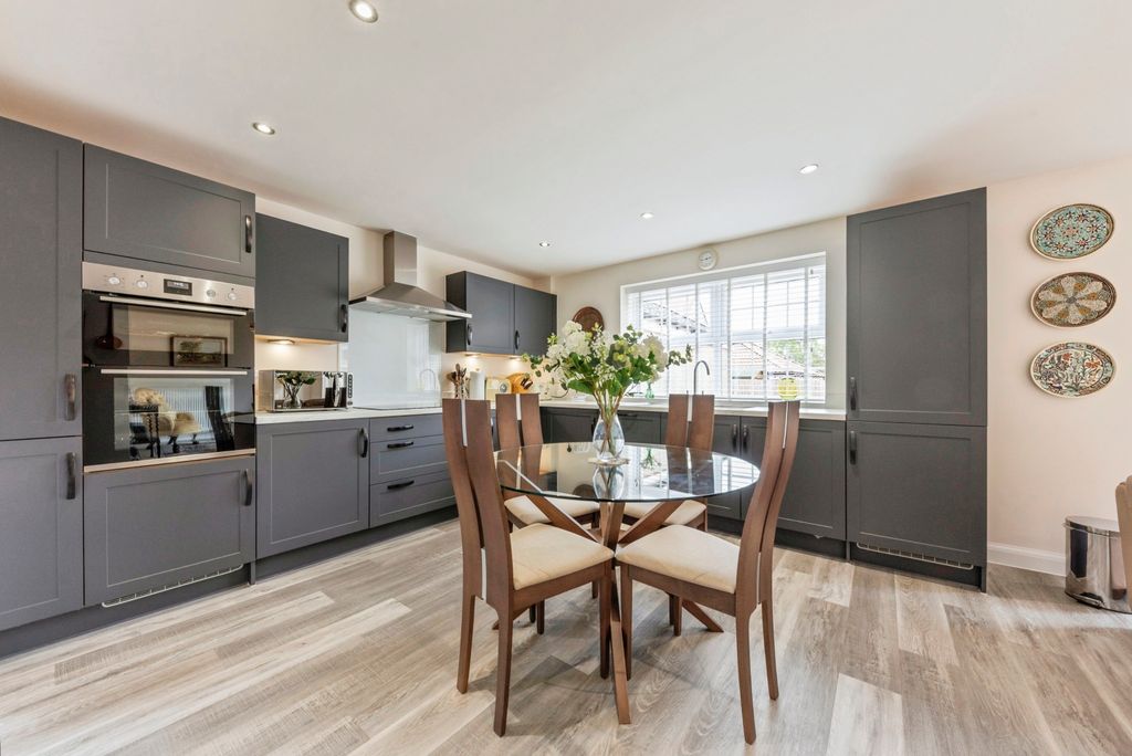 Property photo 3 of 16 11_James_Ancaster_Avenue-24
