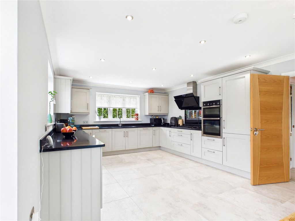 Property photo 2 of 28 Picture No. 32