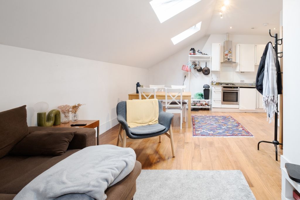 Property photo 3 of 11 Finsbury Park Road