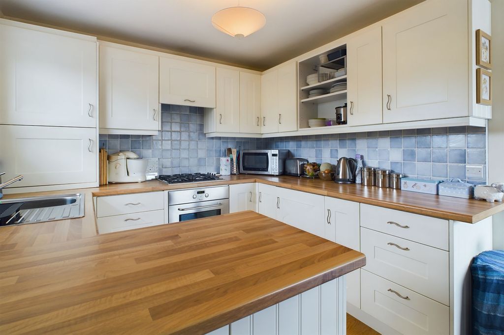 Property photo 3 of 12 Kitchen