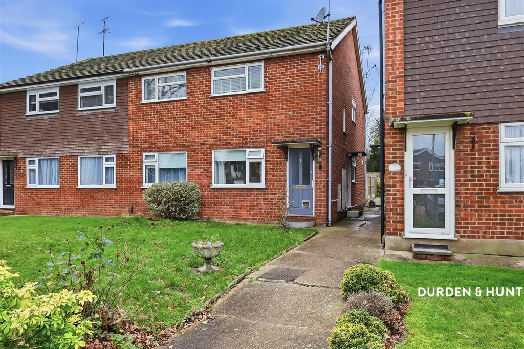 Property photo 1 of 18 Hurstlands Close