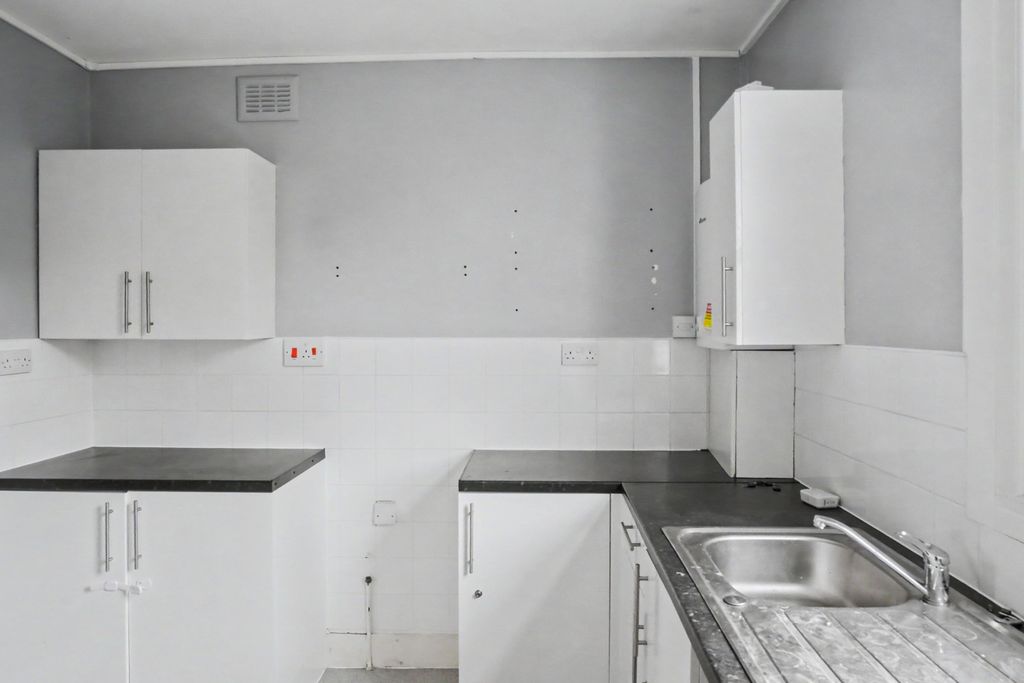 Property photo 2 of 10 54B Stanlake Road, London, W12 7Hl