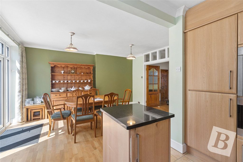 Property photo 3 of 11 Kitchen