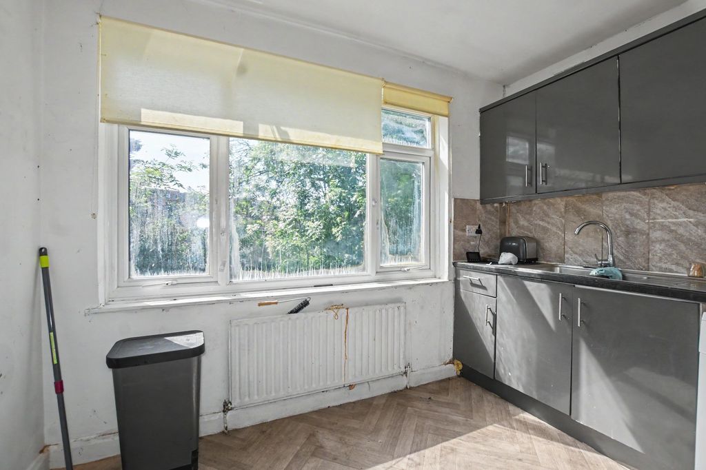 Property photo 3 of 15 82 Holly Hill Road, Lessness Heath, Erith Da8 1Qd