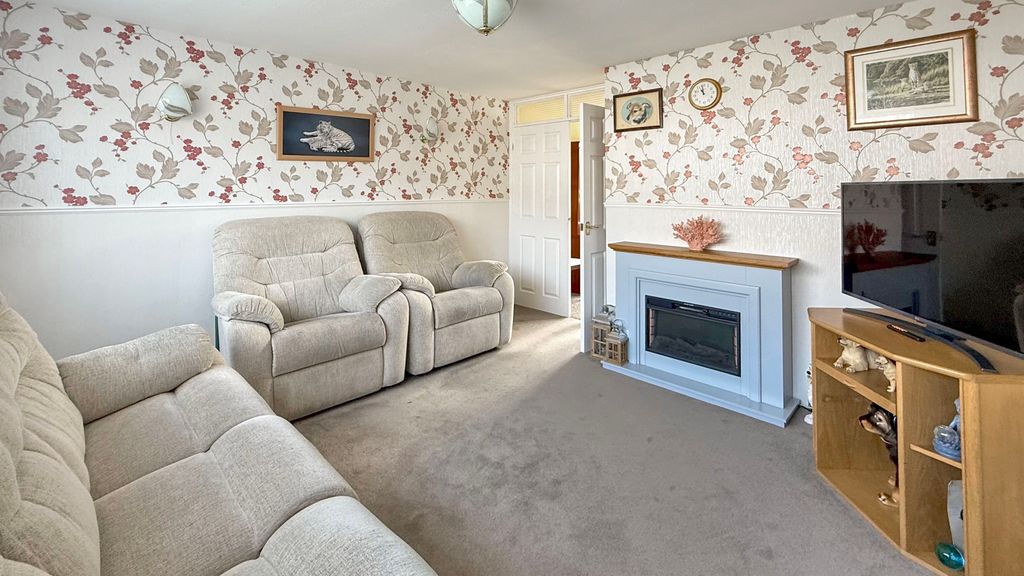 Property photo 3 of 13 Lounge