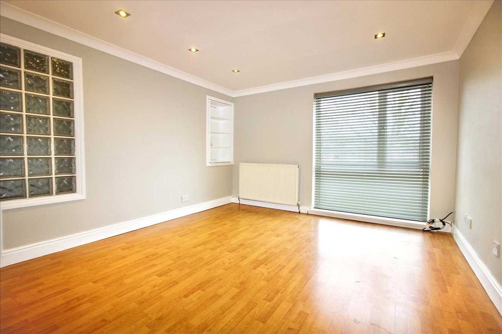 Property photo 3 of 7 Lounge