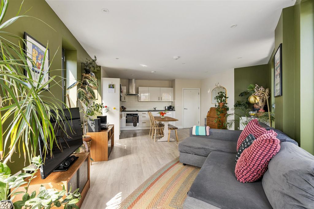 Property photo 3 of 27 Taylor House, 22c, Sutherland Road E17