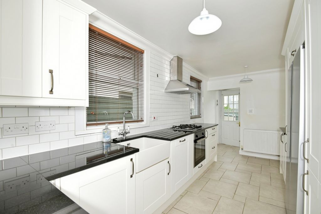 Property photo 2 of 16 Modern Kitchen