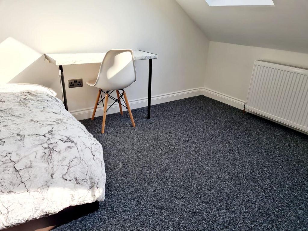 Property photo 2 of 10 Bedroom