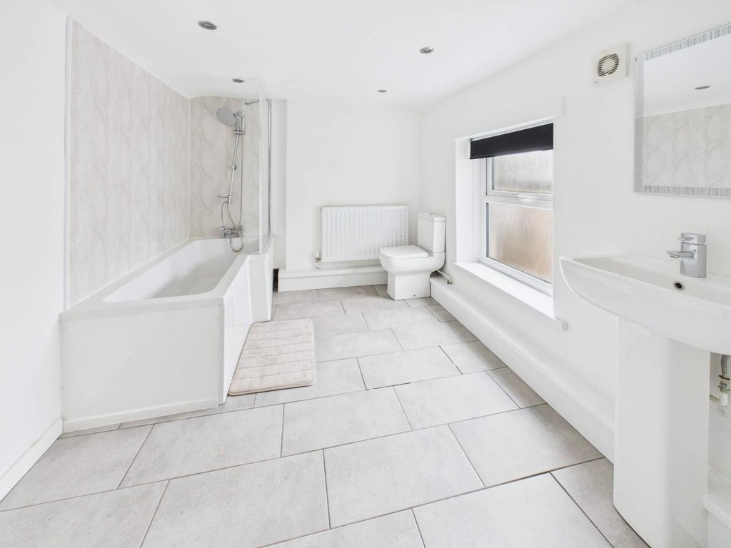 Property photo 3 of 15 Family Bathroom