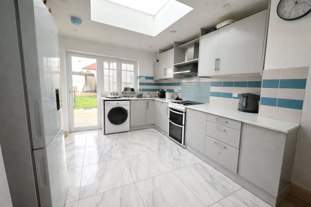 Property photo 3 of 11 Kitchen