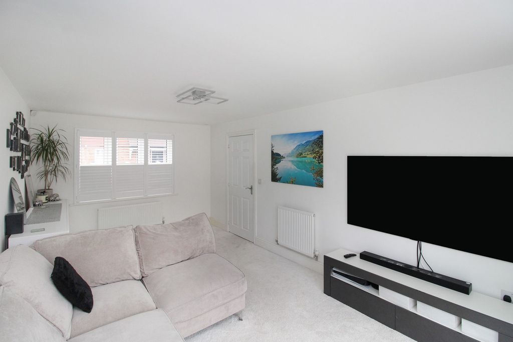 Property photo 3 of 17 Lounge