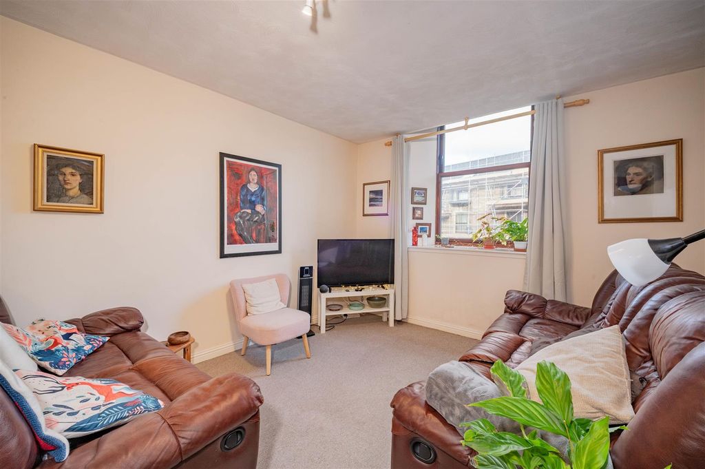 Property photo 2 of 14 17 Pleasance Court Dundee (12).Jpg