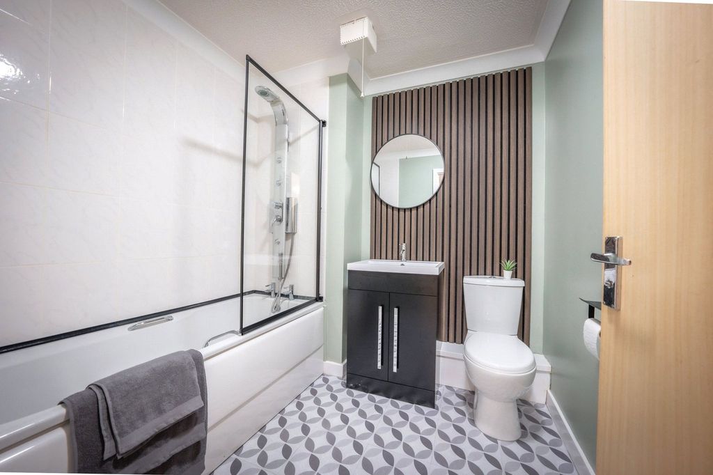 Property photo 3 of 12 Bathroom