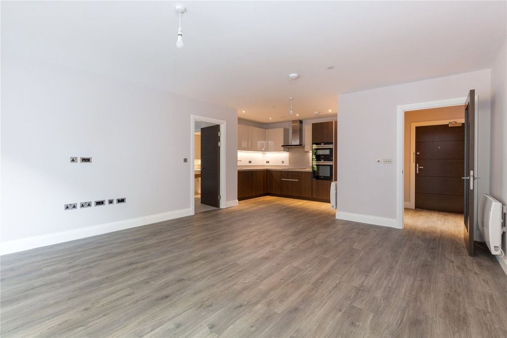Property photo 3 of 12 Kitchen/Reception