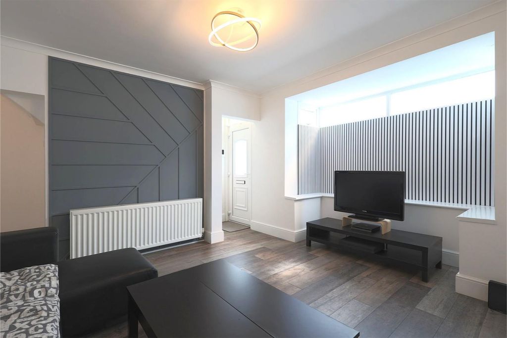 Property photo 3 of 17 Lounge