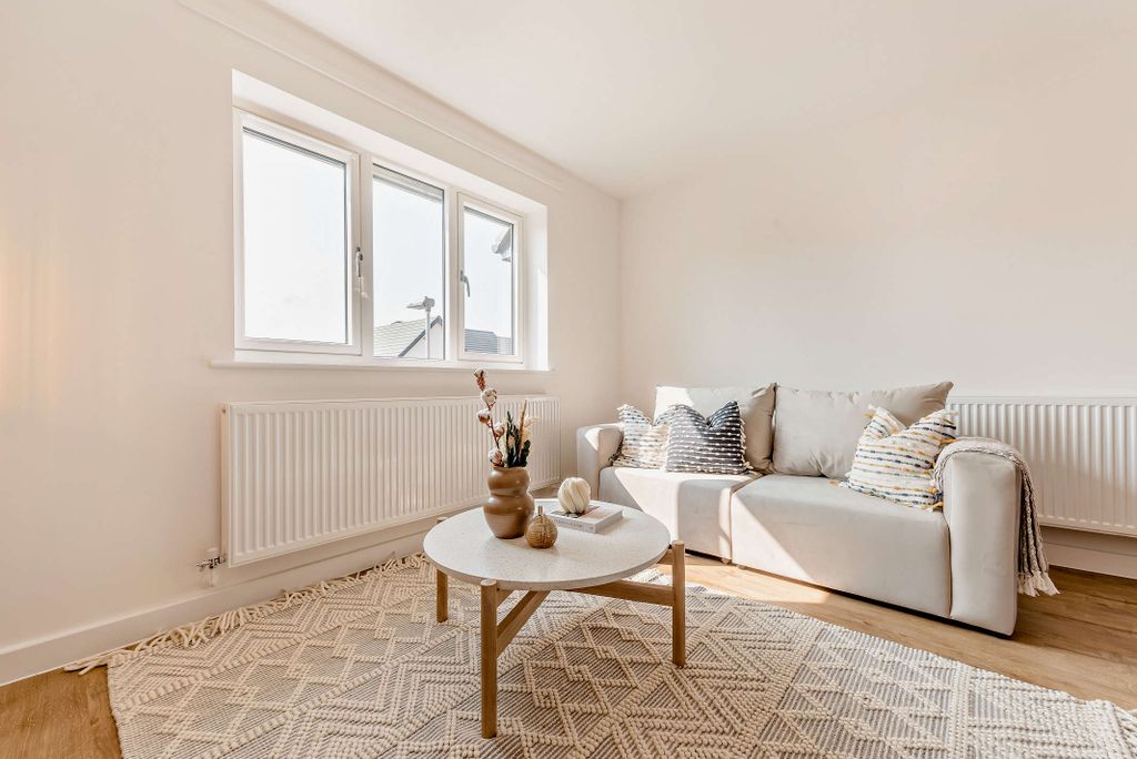 Property photo 3 of 6 8569802-Interior15-8