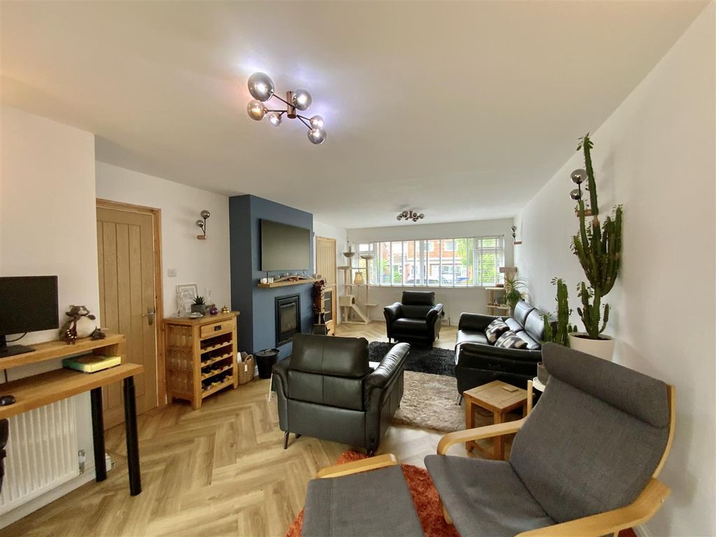 Property photo 3 of 18 Living Room