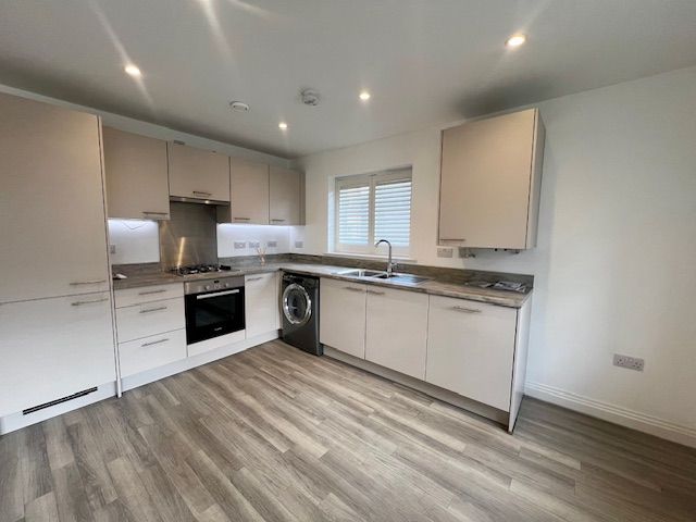 Property photo 3 of 8 Kitchen