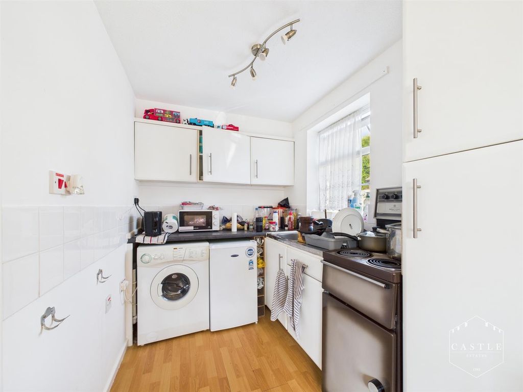 Property photo 3 of 6 Kitchen