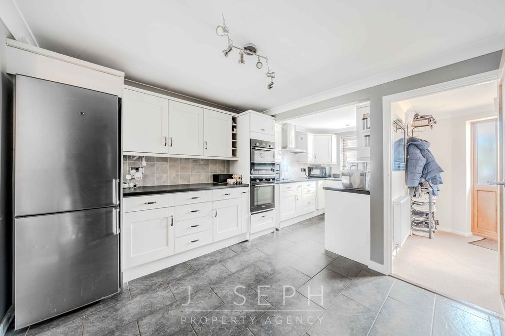 Property photo 3 of 27