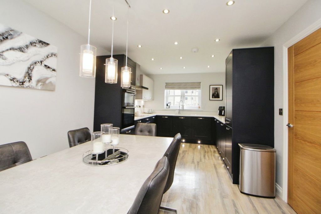 Property photo 2 of 19 Dining Kitchen