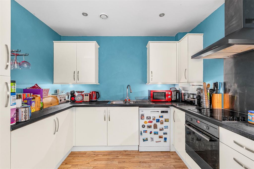 Property photo 3 of 13 Kitchen/Lounge
