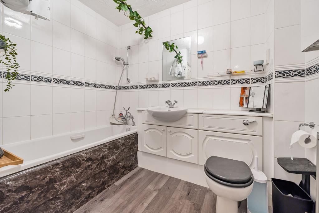 Property photo 3 of 10 Bathroom