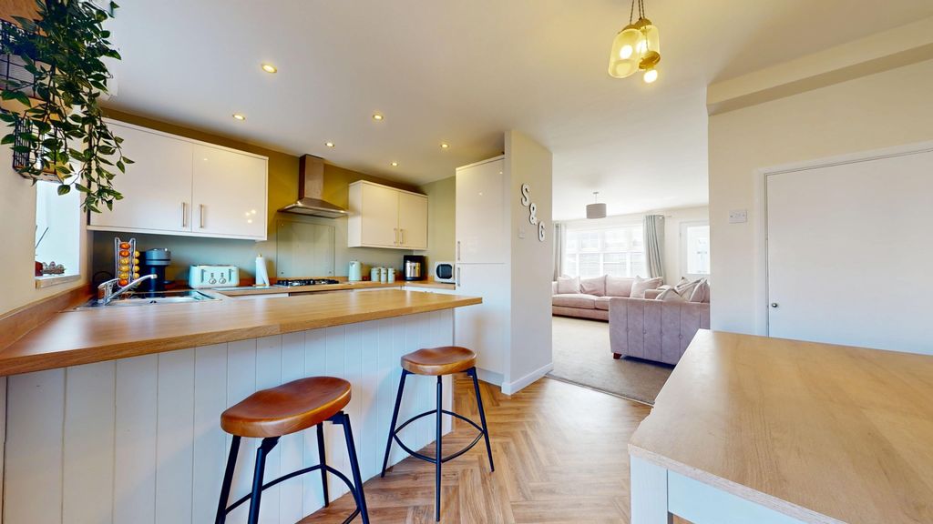 Property photo 2 of 23 5323852
