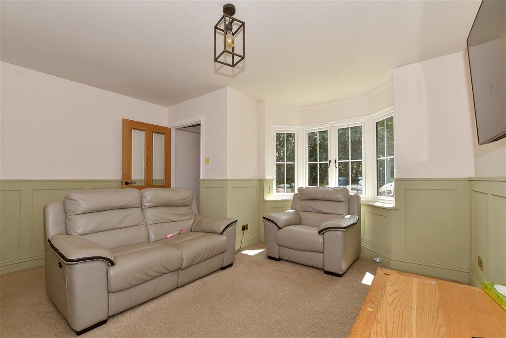 Property photo 3 of 17 Lounge