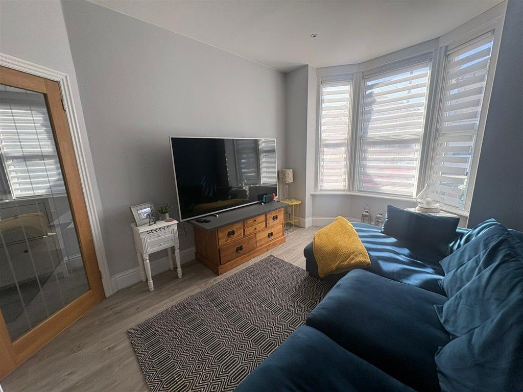 Property photo 3 of 10 Lounge