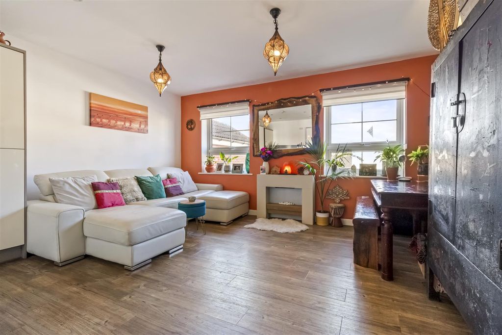 Property photo 2 of 14 3 Gresley Court-005.Jpg