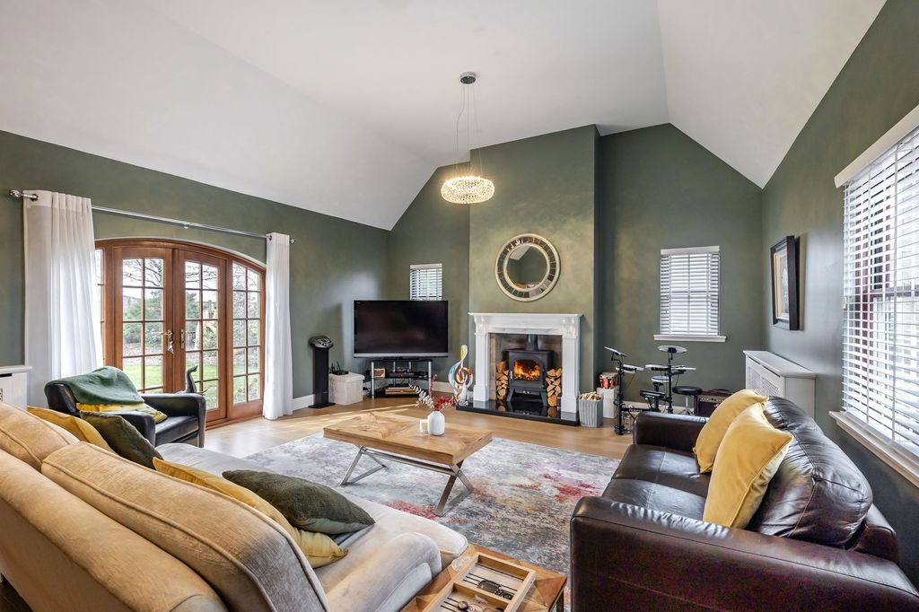 Property photo 2 of 39 Lounge