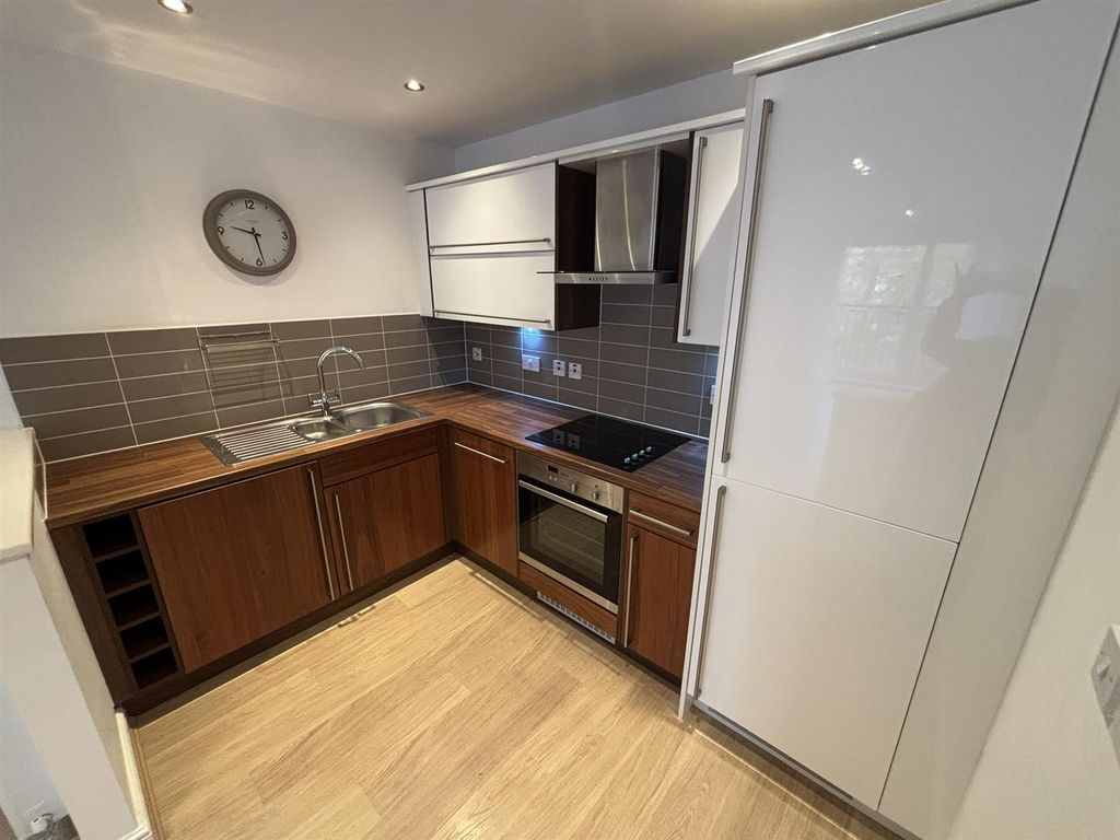 Property photo 3 of 21 Kitchen