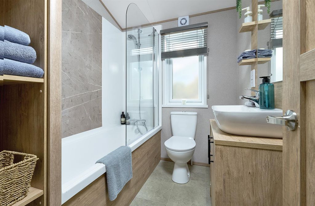 Property photo 1 of 8 Bathroom