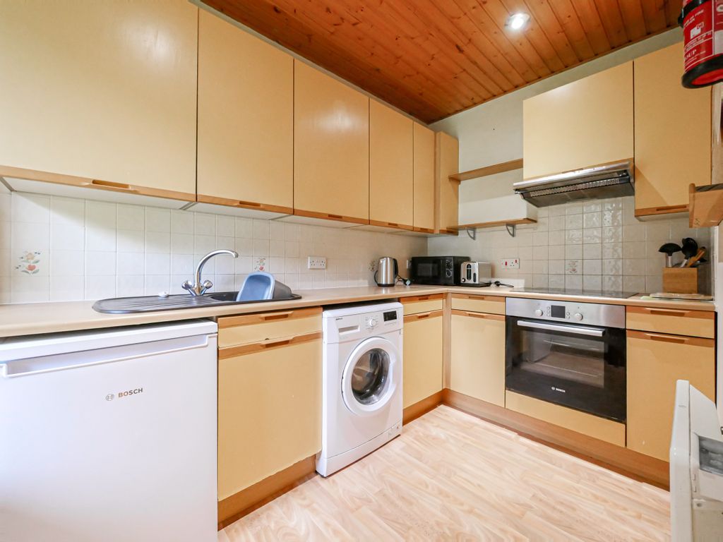 Property photo 3 of 11 Kitchen