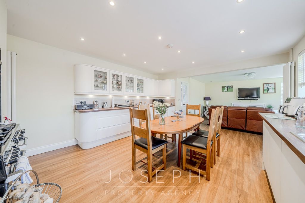 Property photo 2 of 31