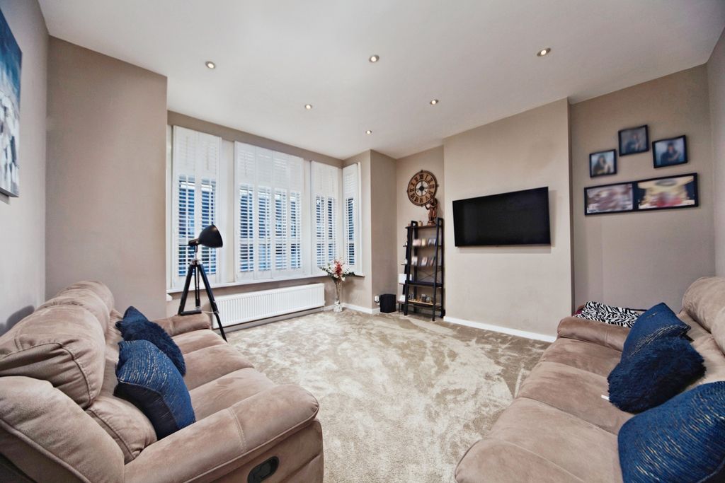 Property photo 2 of 17 Photo