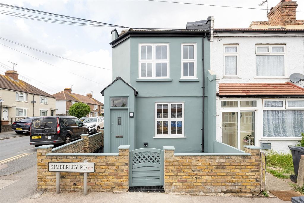 Property photo 1 of 34 Kimberley Road, E17
