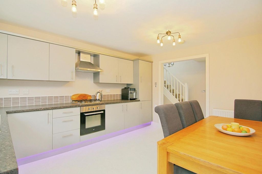 Property photo 3 of 25 Dining Kitchen