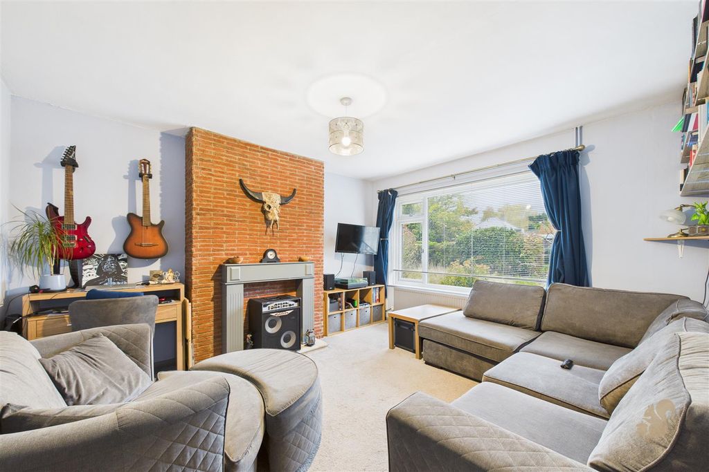 Property photo 3 of 18 Living Room