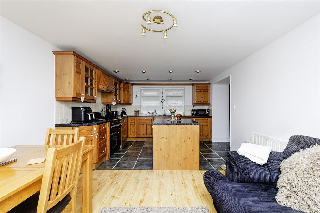 Property photo 2 of 40