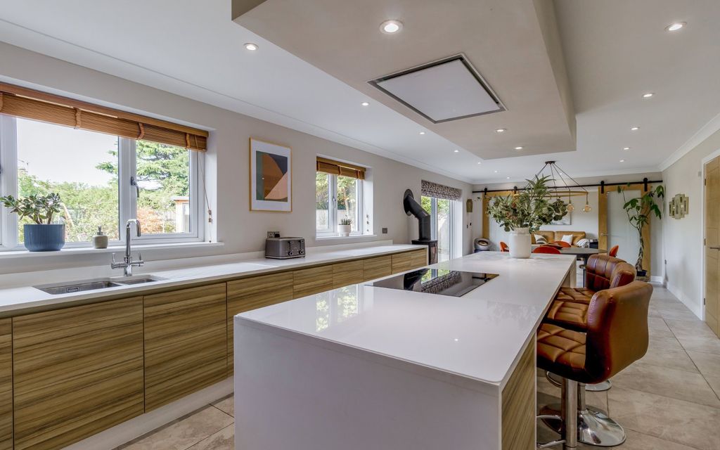 Property photo 3 of 19 Kitchen/Breakfast