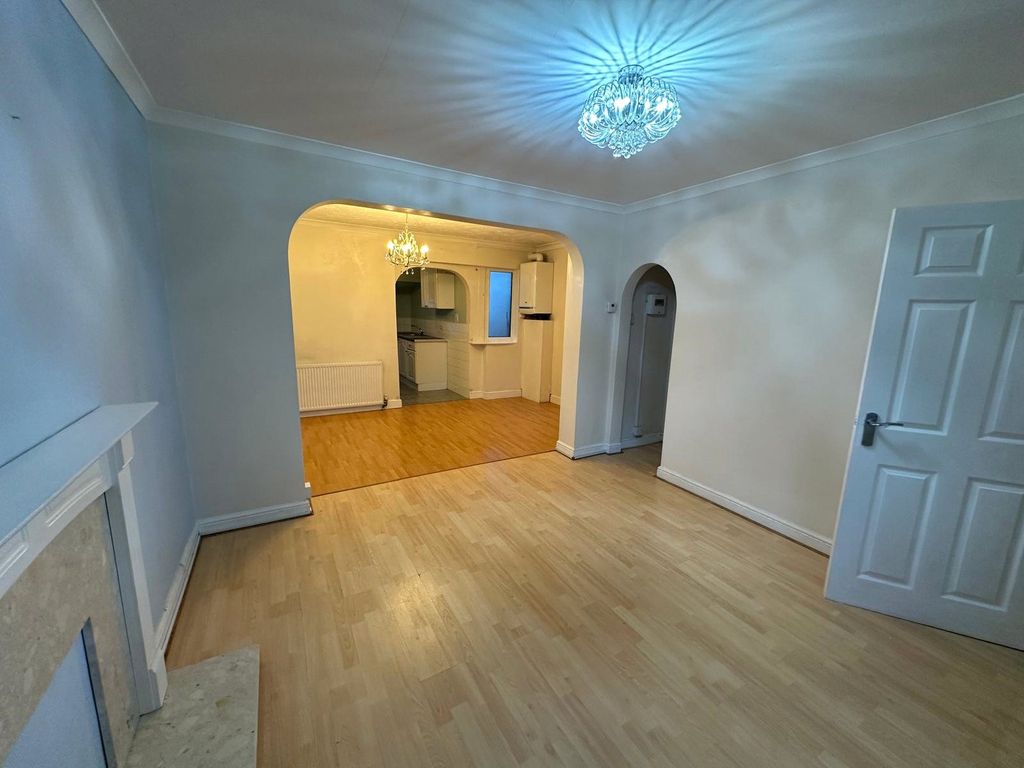 Property photo 3 of 10 Lounge (2)